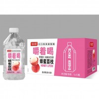 銓順嚼著喝蜜蜂荔枝復合果粒果汁飲料