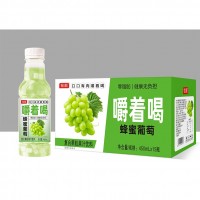 銓順嚼著喝蜜蜂葡萄復合果粒果汁飲料